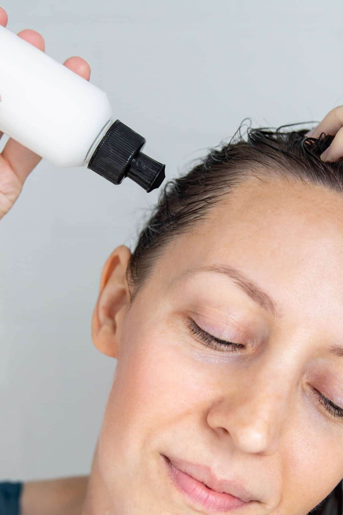 Applying a hair rinse