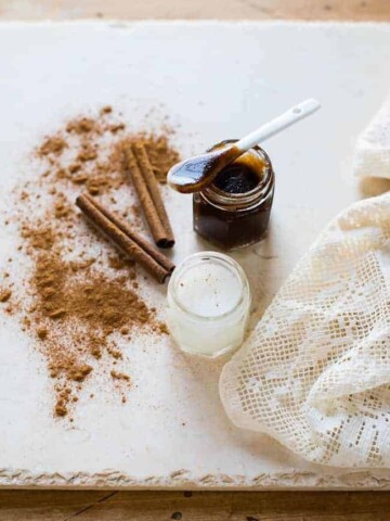 Homemade Lip Scrub with Cinnamon | 