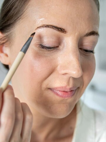 How to tint your eyebrows with henna