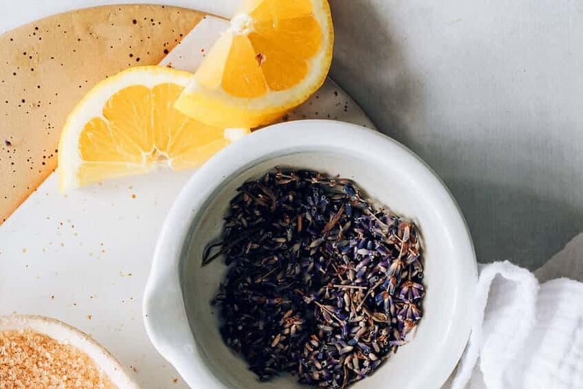 Best essential oils for women's health: lemon and lavender 